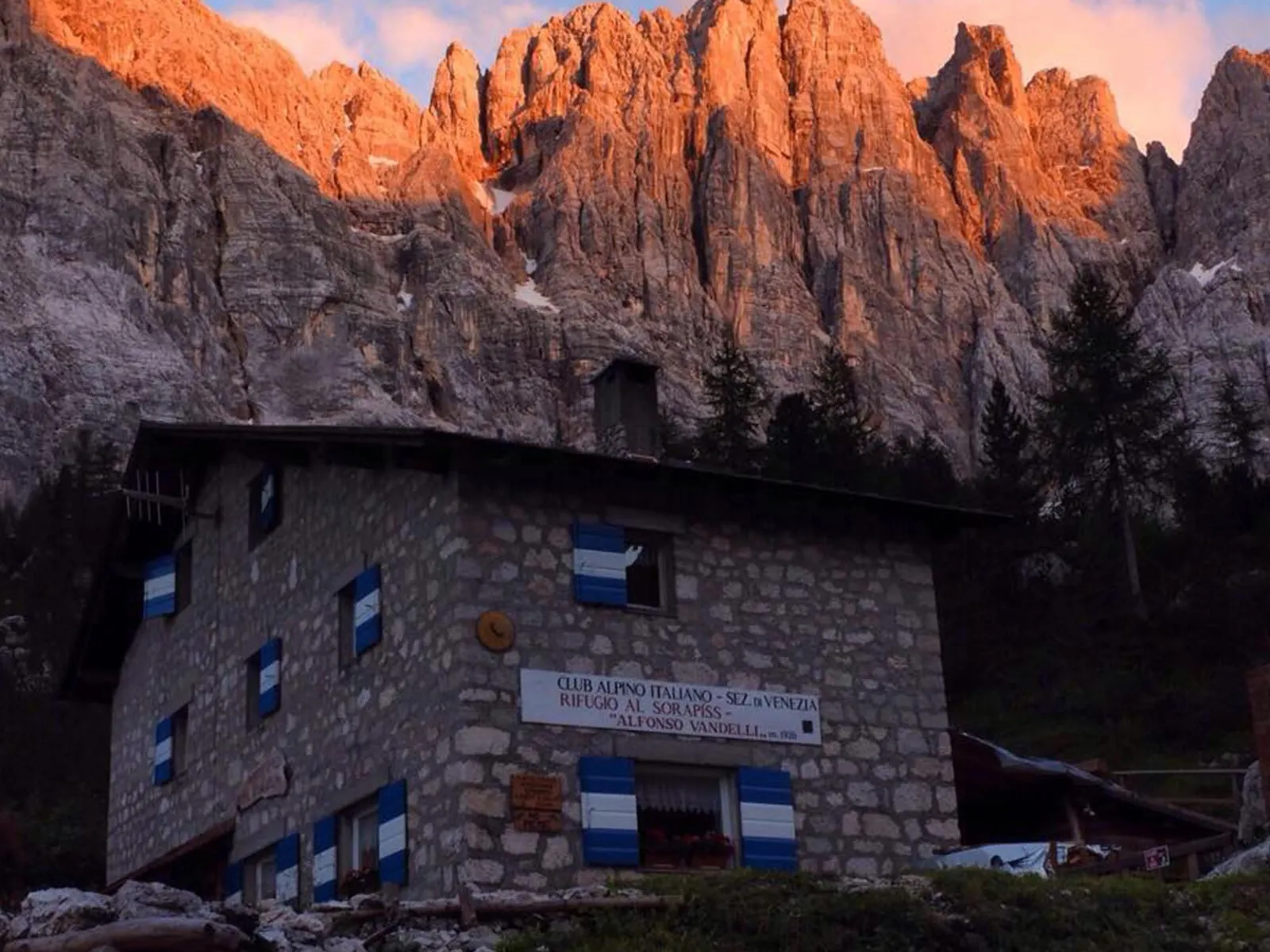 Rifugio Vandelli – end of the trail Lago di Sorapis