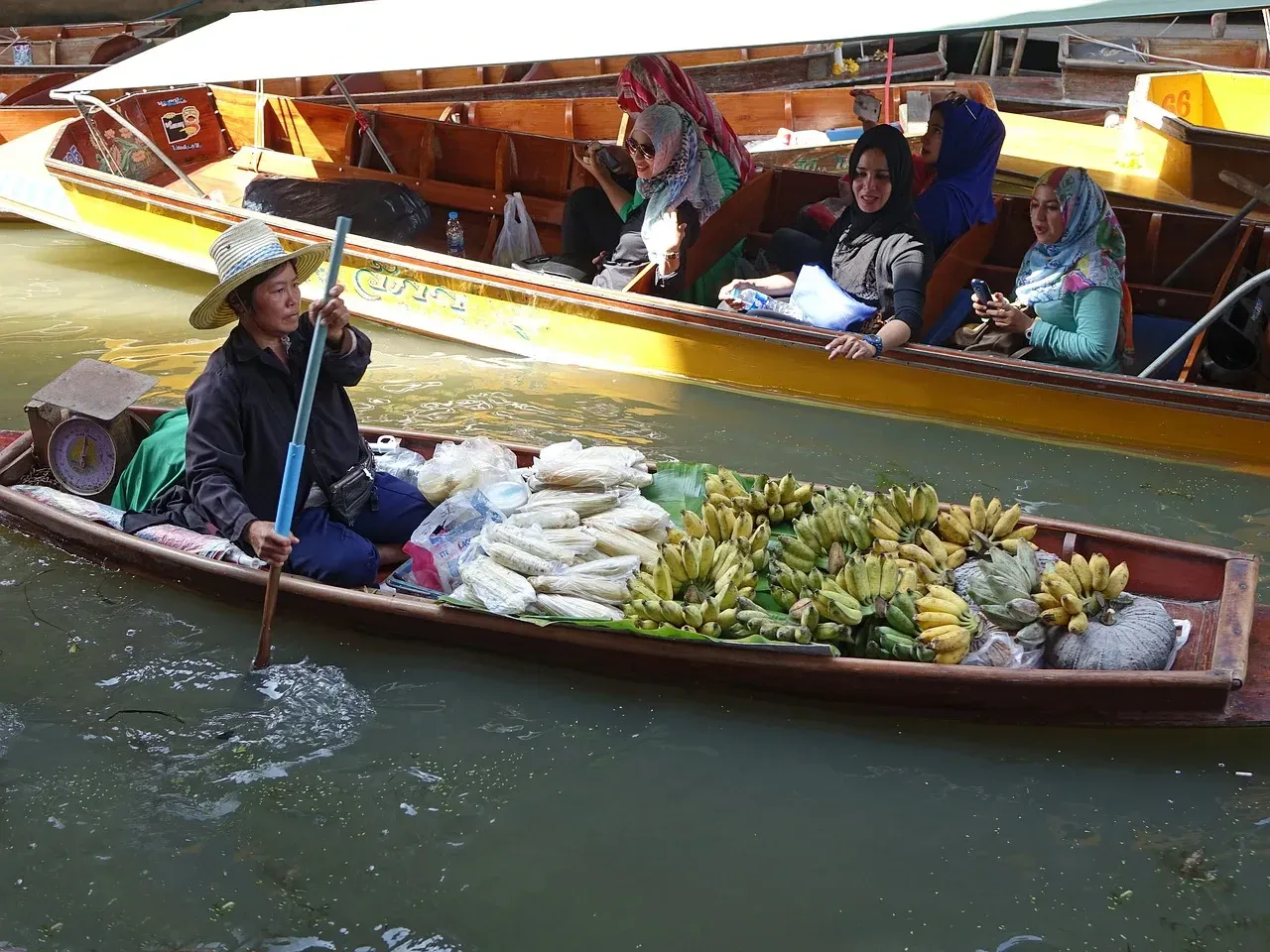 Damnoen saduak floating market, Thailand