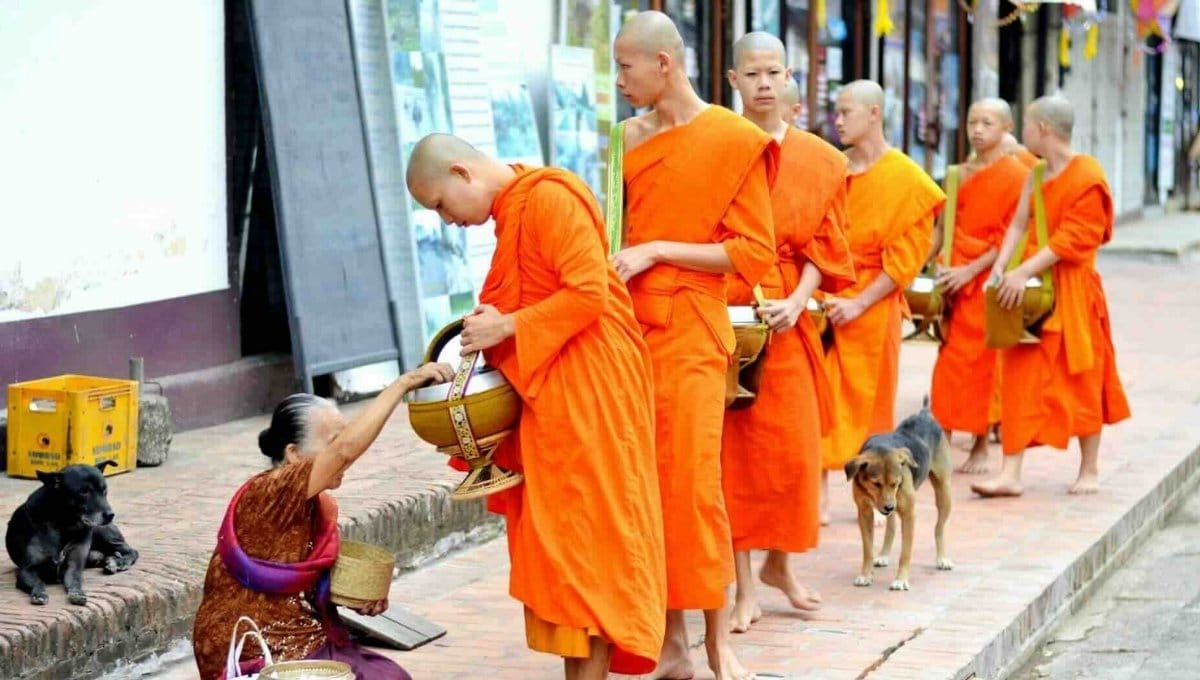 Alms-Giving-Ceremony-In-Luang-Prabang1