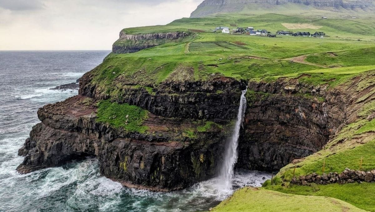 Múlafossur Waterfall