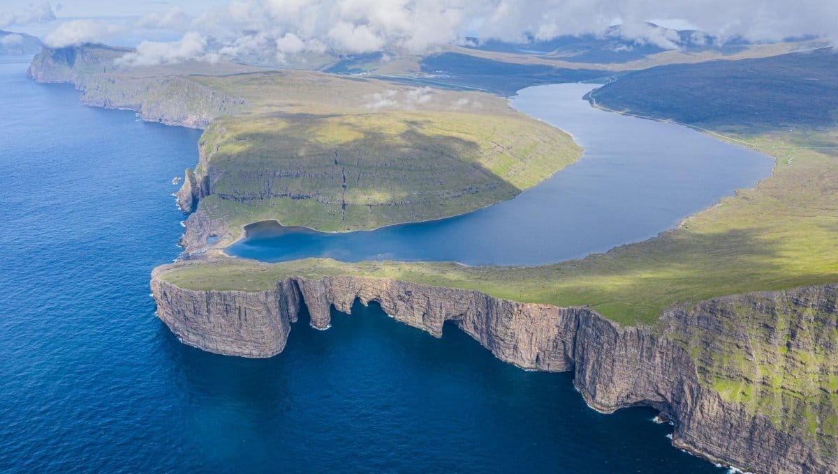 Sørvágsvatn lake above the Sea