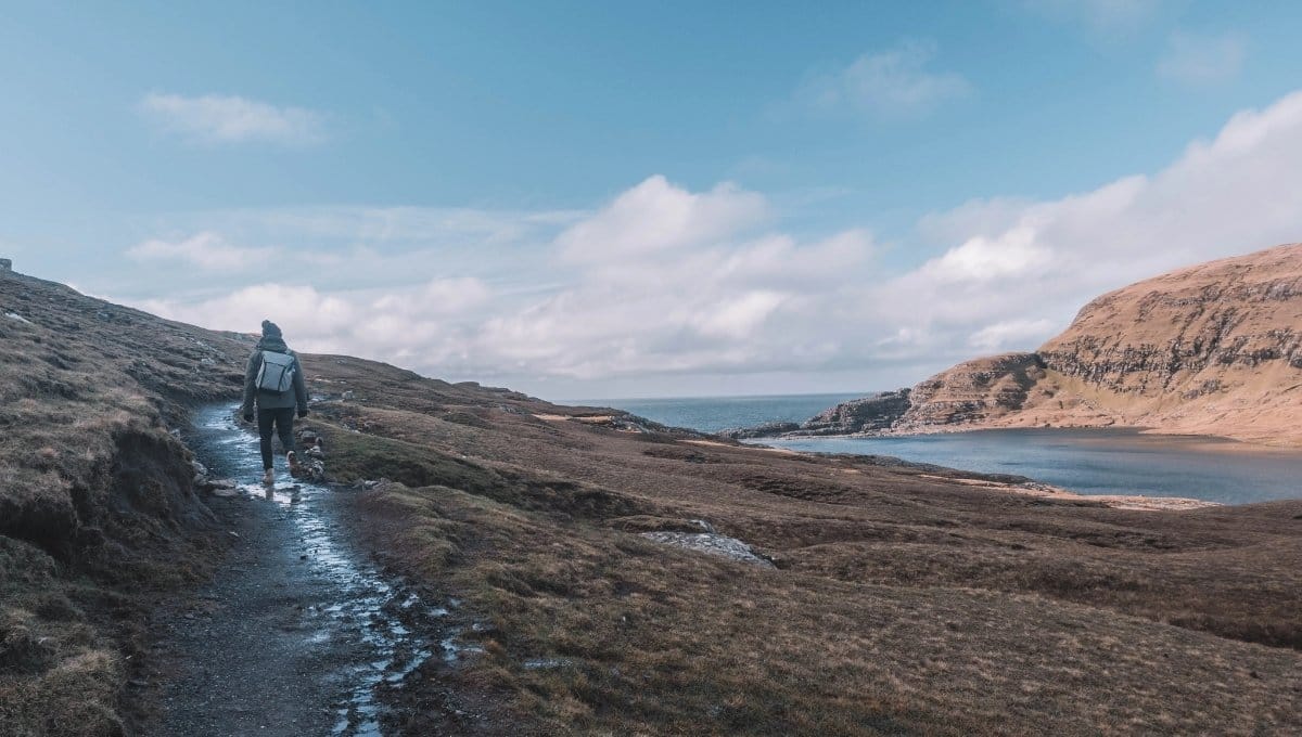 hiking Lake Sørvágsvatn, Faroe islands